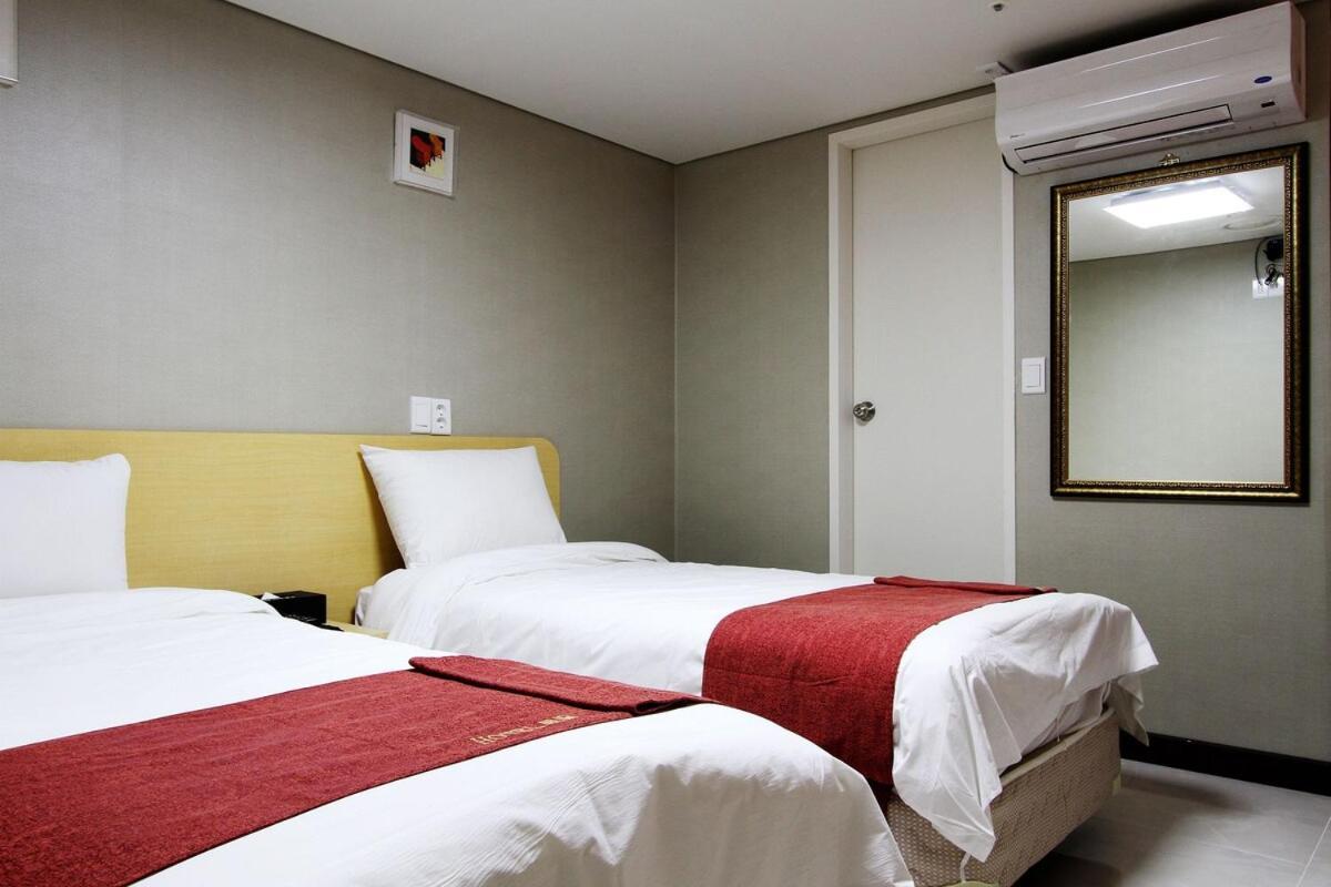 Hotel Myeongdong Seoul Bagian luar foto