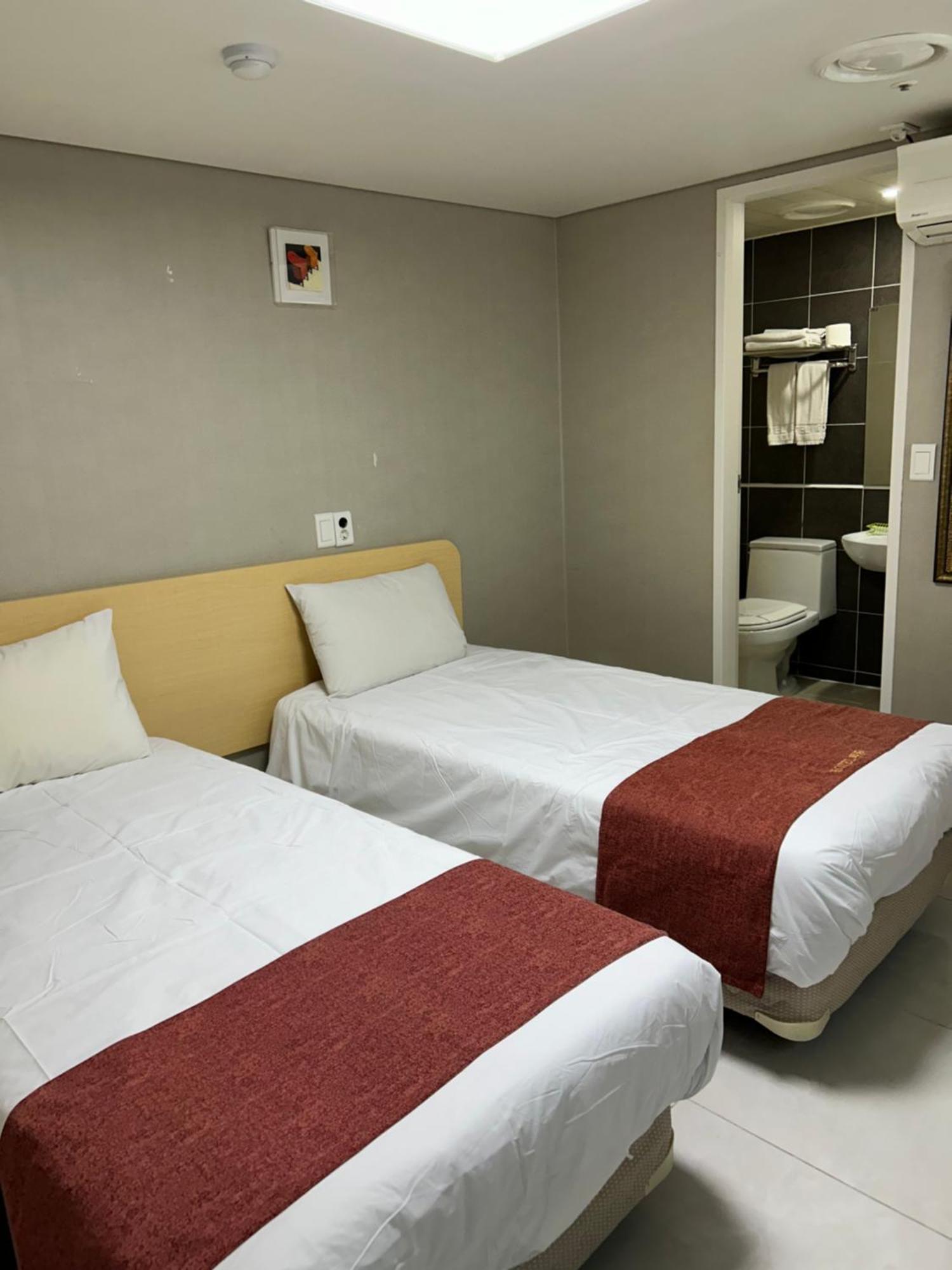 Hotel Myeongdong Seoul Bagian luar foto