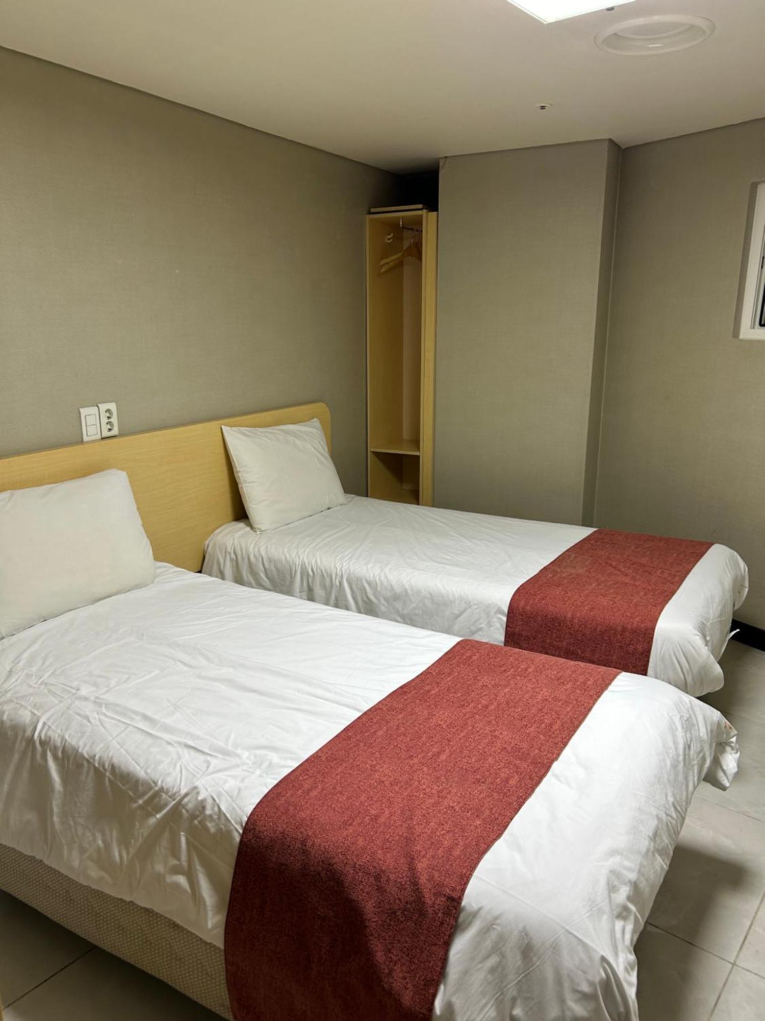 Hotel Myeongdong Seoul Bagian luar foto